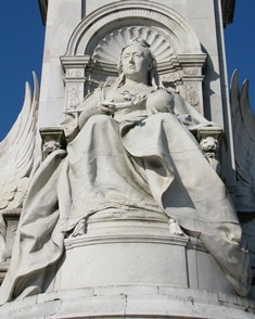 ヴィクトリア女王像