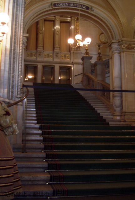 ウィーン国立歌劇場の中央階段