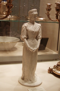 銀食器コレクション内のエリザベート像