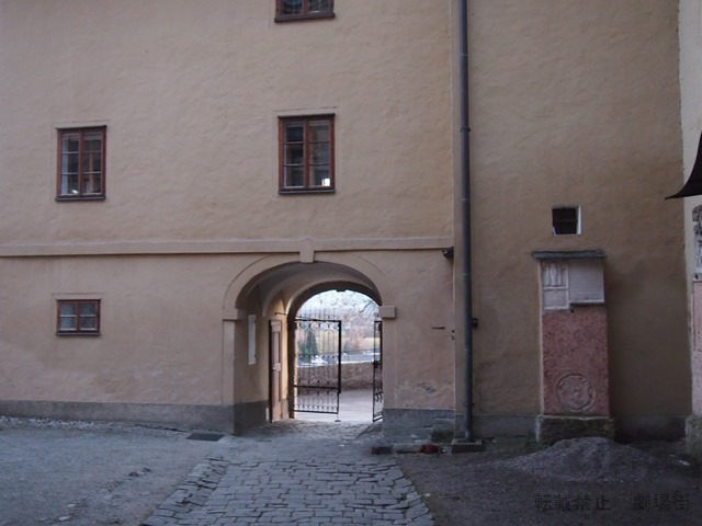 修道院礼拝堂入り口